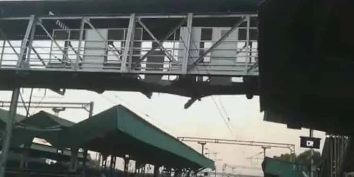 റെയില്വേ സ്റ്റേഷനില് മേല്പ്പാലം തകര്ന്ന് വീണ് വന് അപകടം റെയില്വേ സ്റ്റേഷനില് മേല്പ്പാലം തകര്ന്ന് വീണ് വന് അപകടം