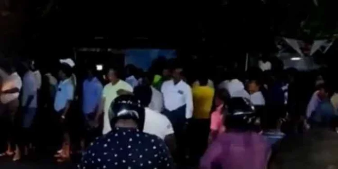 വിഴിഞ്ഞത്ത് സ്ഥിതി അതീവ ഗുരുതരം ; സമരക്കാര് പോലീസ് ജീപ്പുകള് തകര്ത്തു ; അക്രമത്തില് രണ്ട് പോലീസുകാര്ക്ക് പരിക്ക് – ഒരാളുടെ നില ഗുരുതരം വിഴിഞ്ഞത്ത് സ്ഥിതി അതീവ ഗുരുതരം ; സമരക്കാര് പോലീസ് ജീപ്പുകള് തകര്ത്തു ; അക്രമത്തില് രണ്ട് പോലീസുകാര്ക്ക് പരിക്ക് – ഒരാളുടെ നില ഗുരുതരം