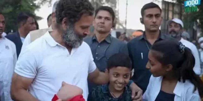ഈ പണം യാത്രയിൽ ഉപയോഗപ്രദമാകും : പണക്കുടുക്ക രാഹുലിന് കൈമാറി കുട്ടി ഈ പണം യാത്രയിൽ ഉപയോഗപ്രദമാകും : പണക്കുടുക്ക രാഹുലിന് കൈമാറി കുട്ടി
