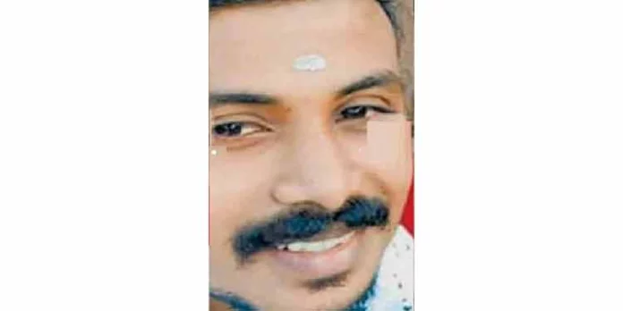 സുഹൃത്തുക്കള്ക്കൊപ്പം കടലില് കുളിക്കാനിറങ്ങിയ യുവാവ് മുങ്ങി മരിച്ചു സുഹൃത്തുക്കള്ക്കൊപ്പം കടലില് കുളിക്കാനിറങ്ങിയ യുവാവ് മുങ്ങി മരിച്ചു