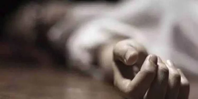 ടെറസിൽനിന്ന് ഗെയിറ്റിലേക്ക് വീണു ; കമ്പി തുളച്ചുകയറി അന്യ സംസ്ഥാനത്തൊഴിലാളിക്ക് ദാരുണാന്ത്യം ടെറസിൽനിന്ന് ഗെയിറ്റിലേക്ക് വീണു ; കമ്പി തുളച്ചുകയറി അന്യ സംസ്ഥാനത്തൊഴിലാളിക്ക് ദാരുണാന്ത്യം