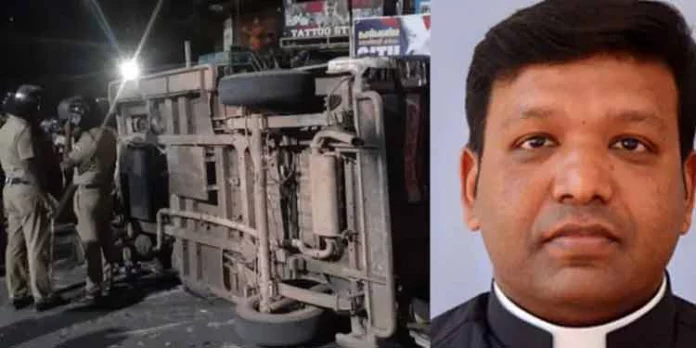 സമരക്കാരെ തൊട്ടാൽ പോലീസ് സ്റ്റേഷൻ കത്തിക്കും : വികാരിയുടെ ഭീഷണി പോലീസ് കാര്യമാക്കിയില്ല സമരക്കാരെ തൊട്ടാൽ പോലീസ് സ്റ്റേഷൻ കത്തിക്കും : വികാരിയുടെ ഭീഷണി പോലീസ് കാര്യമാക്കിയില്ല