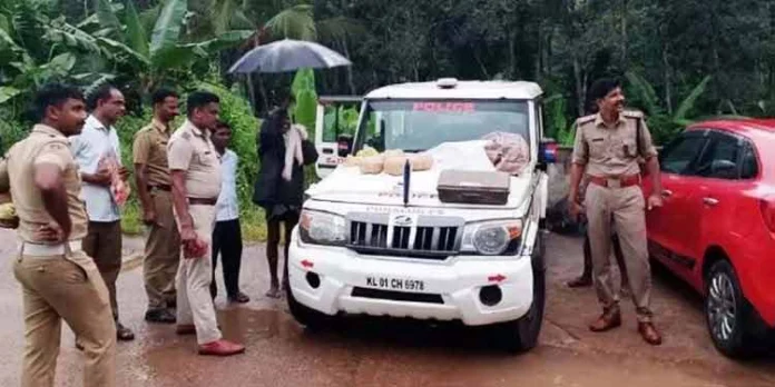 റെയില്വേ ലൈനിന് സമീപമുള്ള പുരയിടത്തില് നിന്ന് എട്ട് കിലോ കഞ്ചാവ് കണ്ടെത്തി റെയില്വേ ലൈനിന് സമീപമുള്ള പുരയിടത്തില് നിന്ന് എട്ട് കിലോ കഞ്ചാവ് കണ്ടെത്തി
