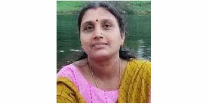 ബൈക്കില് നിന്ന് തെറിച്ചുവീണ് വീട്ടമ്മയ്ക്ക് ദാരുണാന്ത്യം ബൈക്കില് നിന്ന് തെറിച്ചുവീണ് വീട്ടമ്മയ്ക്ക് ദാരുണാന്ത്യം