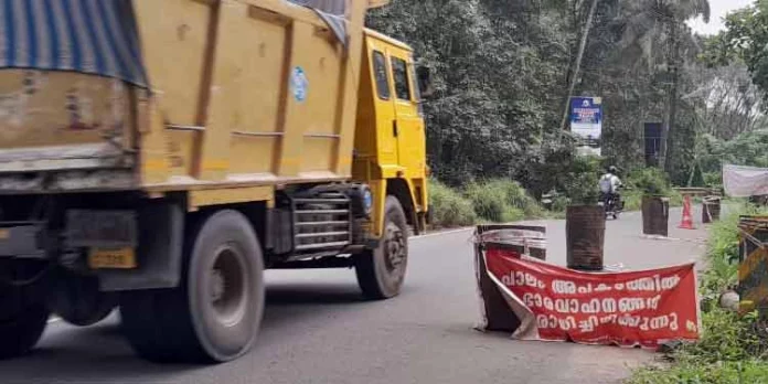 താഴൂർ കടവ് കൊച്ചുപാലം അപകടാവസ്ഥയിൽ ; പുനർനിർമ്മിക്കുവാൻ നടപടിയില്ല താഴൂർ കടവ് കൊച്ചുപാലം അപകടാവസ്ഥയിൽ ; പുനർനിർമ്മിക്കുവാൻ നടപടിയില്ല