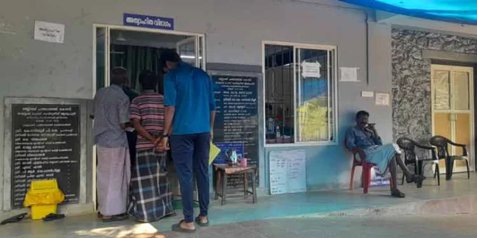 കോന്നി താലൂക്ക് ആശുപത്രി അത്യാഹിത വിഭാഗം സ്ഥലപരിമിതിയുടെ നടുവിൽ കോന്നി താലൂക്ക് ആശുപത്രി അത്യാഹിത വിഭാഗം സ്ഥലപരിമിതിയുടെ നടുവിൽ