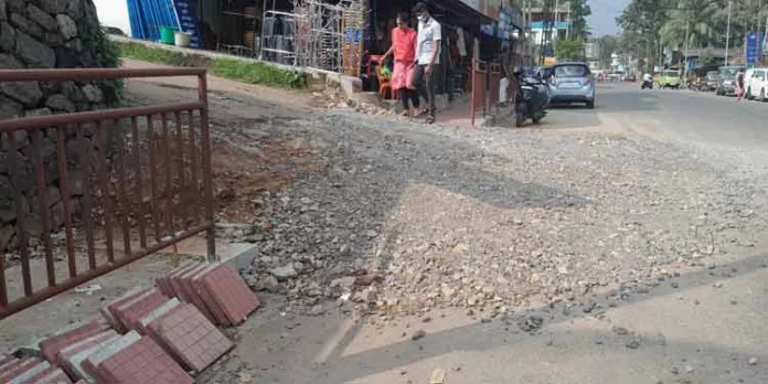 സ്കൂളിന് മുന്നിൽ നിരന്ന കല്ലുകൾ വിദ്യാർത്ഥികൾക്ക് ഭീഷണിയാകുന്നു സ്കൂളിന് മുന്നിൽ നിരന്ന കല്ലുകൾ വിദ്യാർത്ഥികൾക്ക് ഭീഷണിയാകുന്നു