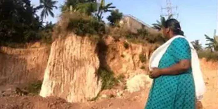 കുണ്ടറയിൽ നിർധന കുടുംബത്തിന്റെ വീടിന്റെ അടിത്തറ മണ്ണ് മാഫിയ തോണ്ടിയ സംഭവത്തിൽ ജിയോളജി വകുപ്പ് റവന്യൂ വകുപ്പിന് ഇന്ന് റിപ്പോര്ട്ട് സമര്പ്പിക്കും കുണ്ടറയിൽ നിർധന കുടുംബത്തിന്റെ വീടിന്റെ അടിത്തറ മണ്ണ് മാഫിയ തോണ്ടിയ സംഭവത്തിൽ ജിയോളജി വകുപ്പ് റവന്യൂ വകുപ്പിന് ഇന്ന് റിപ്പോര്ട്ട് സമര്പ്പിക്കും