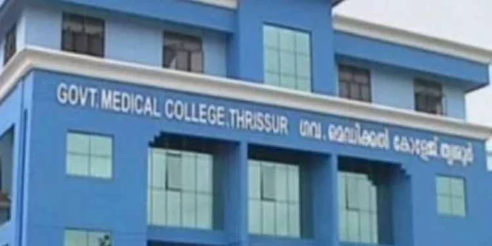 തൃശൂര് മെഡിക്കല് കോളേജില് രാത്രി വിലക്കിനെതിരെ വിദ്യാര്ഥികളുടെ പ്രതിഷേധം തൃശൂര് മെഡിക്കല് കോളേജില് രാത്രി വിലക്കിനെതിരെ വിദ്യാര്ഥികളുടെ പ്രതിഷേധം