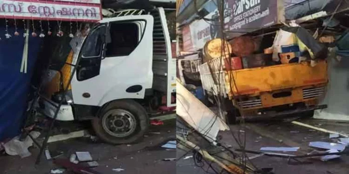 ചെറുതുരുത്തിയില് നിയന്ത്രണം വിട്ട ലോറി കടയിലേക്ക് ഇടിച്ചു കയറി ഒരാള് മരിച്ചു ചെറുതുരുത്തിയില് നിയന്ത്രണം വിട്ട ലോറി കടയിലേക്ക് ഇടിച്ചു കയറി ഒരാള് മരിച്ചു