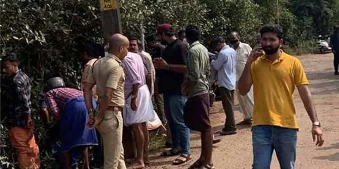 റെയില്വേഗേറ്റിനു സമീപം കണ്ടല്ക്കാട്ടില് ഇതരസംസ്ഥാനതൊഴിലാളിയുടെ മൃതദേഹo കണ്ടെത്തി റെയില്വേഗേറ്റിനു സമീപം കണ്ടല്ക്കാട്ടില് ഇതരസംസ്ഥാനതൊഴിലാളിയുടെ മൃതദേഹo കണ്ടെത്തി