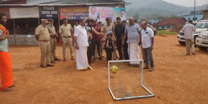 ഗോൾ ആരവത്തിൽ പങ്കാളികളായി ശബരിമല തീർത്ഥാടകരും പോലീസ് ഉദ്യോഗസ്ഥരും ഗോൾ ആരവത്തിൽ പങ്കാളികളായി ശബരിമല തീർത്ഥാടകരും പോലീസ് ഉദ്യോഗസ്ഥരും