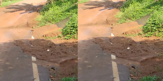 കനത്തമഴയില് റോഡിലേക്ക് ഒഴുകിയെത്തിയ മണ്ണ് യാത്രക്കാര്ക്ക് ദുരിതമായി മാറുന്നു കനത്തമഴയില് റോഡിലേക്ക് ഒഴുകിയെത്തിയ മണ്ണ് യാത്രക്കാര്ക്ക് ദുരിതമായി മാറുന്നു