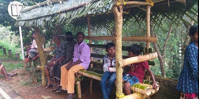ഓലയും മുളയും ഉപയോഗിച്ച് ബസ് കാത്തിരിപ്പ് കേന്ദ്രം പണിഞ്ഞ് സൗഹൃദകൂട്ടായ്മ ഓലയും മുളയും ഉപയോഗിച്ച് ബസ് കാത്തിരിപ്പ് കേന്ദ്രം പണിഞ്ഞ് സൗഹൃദകൂട്ടായ്മ