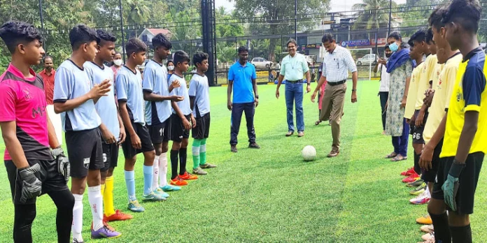ബാലാവകാശവാരാചരണം ; സൗഹൃദ ഫുട്ബോള് മത്സരം സംഘടിപ്പിച്ചു ബാലാവകാശവാരാചരണം ; സൗഹൃദ ഫുട്ബോള് മത്സരം സംഘടിപ്പിച്ചു