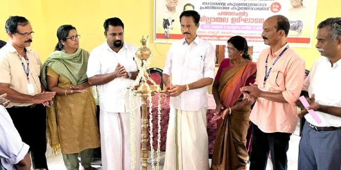 കുളമ്പുരോഗ പ്രതിരോധ കുത്തിവെപ്പ് പദ്ധതിയുടെ ജില്ലാതല ഉദ്ഘാടനം നടത്തി കുളമ്പുരോഗ പ്രതിരോധ കുത്തിവെപ്പ് പദ്ധതിയുടെ ജില്ലാതല ഉദ്ഘാടനം നടത്തി