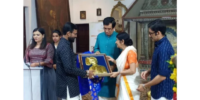 പ്രശസ്ത ശില്പി സന്തോഷ് കറുകമ്പള്ളിൽ ചിത്തിരതിരുനാൾ മഹാരാജാവിന്റെ ശിൽപം അശ്വതി തിരുന്നാൾ ഗൗരി ലക്ഷ്മിഭായ് തമ്പുരാട്ടിക്ക് സമ്മാനിച്ചു പ്രശസ്ത ശില്പി സന്തോഷ് കറുകമ്പള്ളിൽ ചിത്തിരതിരുനാൾ മഹാരാജാവിന്റെ ശിൽപം അശ്വതി തിരുന്നാൾ ഗൗരി ലക്ഷ്മിഭായ് തമ്പുരാട്ടിക്ക് സമ്മാനിച്ചു