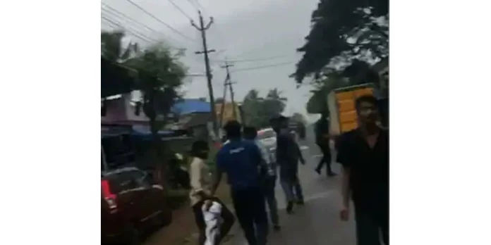 എസ്എഫ്ഐ – കെഎസ്യു സംഘര്ഷത്തിൽ നാല് കെ എസ് യൂ പ്രവർത്തകർക്ക് പരിക്കേറ്റു എസ്എഫ്ഐ – കെഎസ്യു സംഘര്ഷത്തിൽ നാല് കെ എസ് യൂ പ്രവർത്തകർക്ക് പരിക്കേറ്റു