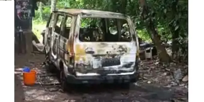 ആംബുലൻസ് സാമൂഹിക വിരുദ്ധർ തീയിട്ടു നശിപ്പിച്ചു ആംബുലൻസ് സാമൂഹിക വിരുദ്ധർ തീയിട്ടു നശിപ്പിച്ചു