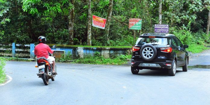 മുണ്ടോൻമൂഴിയിൽ റോഡരുകിൽ മിറർ സ്ഥാപിക്കണം ; ആവശ്യം ശക്തമാകുന്നു മുണ്ടോൻമൂഴിയിൽ റോഡരുകിൽ മിറർ സ്ഥാപിക്കണം ; ആവശ്യം ശക്തമാകുന്നു