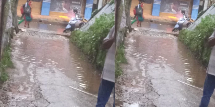 റോഡിലെ വെള്ളക്കെട്ട് യാത്രക്കാർക്ക് ബുദ്ധിമുട്ടാകുന്നു റോഡിലെ വെള്ളക്കെട്ട് യാത്രക്കാർക്ക് ബുദ്ധിമുട്ടാകുന്നു