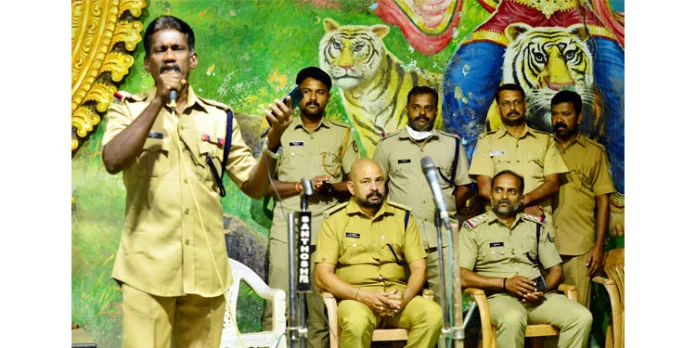 ശബരീശ സന്നിധിയെ ഭക്തിസാന്ദ്രമാക്കി പോലീസിന്റെ ഗാനാര്ച്ചന ശബരീശ സന്നിധിയെ ഭക്തിസാന്ദ്രമാക്കി പോലീസിന്റെ ഗാനാര്ച്ചന