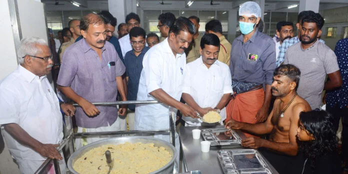 ശബരിമലയില് ദേവസ്വം ബോര്ഡിന്റെ അന്നദാനം തുടങ്ങി ശബരിമലയില് ദേവസ്വം ബോര്ഡിന്റെ അന്നദാനം തുടങ്ങി