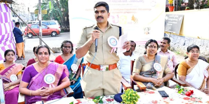 സ്ത്രീസമൂഹം ഒറ്റക്കെട്ടായി അതിക്രമങ്ങളെ എതിര്ക്കണം : ജില്ലാ പോലീസ് മേധാവി സ്ത്രീസമൂഹം ഒറ്റക്കെട്ടായി അതിക്രമങ്ങളെ എതിര്ക്കണം : ജില്ലാ പോലീസ് മേധാവി