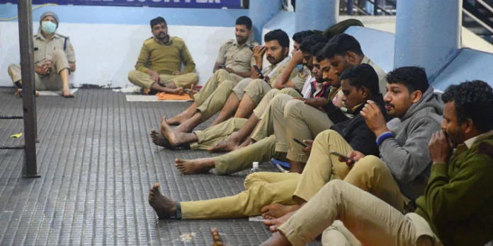 സന്നിധാനത്ത് പോലീസുകാര്ക്കിടയില് ചിക്കന് പോക്സ് പടരുന്നു : അഞ്ചു പേരെ വീടുകളിലേക്ക് തിരിച്ചയച്ചു സന്നിധാനത്ത് പോലീസുകാര്ക്കിടയില് ചിക്കന് പോക്സ് പടരുന്നു : അഞ്ചു പേരെ വീടുകളിലേക്ക് തിരിച്ചയച്ചു