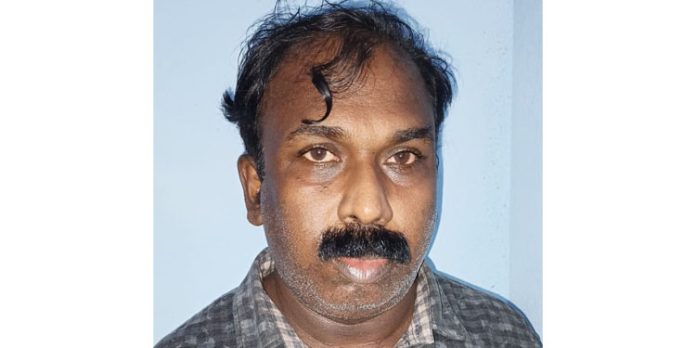 സൈന്യത്തിൽ ജോലി വാഗ്ദാനം ചെയ്ത് ലക്ഷങ്ങൾ തട്ടിയ ആൾ പിടിയിൽ സൈന്യത്തിൽ ജോലി വാഗ്ദാനം ചെയ്ത് ലക്ഷങ്ങൾ തട്ടിയ ആൾ പിടിയിൽ