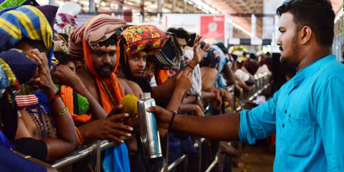 വലിയ നടപ്പന്തലില് സ്റ്റീല് കുപ്പികളില് കുടിവെള്ള വിതരണം ആരംഭിച്ചു വലിയ നടപ്പന്തലില് സ്റ്റീല് കുപ്പികളില് കുടിവെള്ള വിതരണം ആരംഭിച്ചു