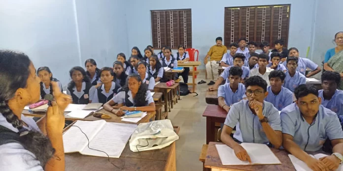 പാഠപുസ്തകവും പഠന രീതിയും : ചര്ച്ച നയിച്ച് കുട്ടികള് പാഠപുസ്തകവും പഠന രീതിയും : ചര്ച്ച നയിച്ച് കുട്ടികള്