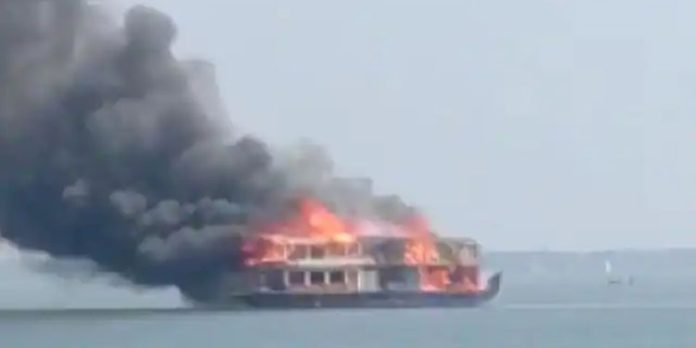 ആലപ്പുഴയിൽ ഹൗസ് ബോട്ട് കത്തി ; പാചകക്കാരന് പരിക്ക് – ഒഴിവായത് വൻ ദുരന്തം ആലപ്പുഴയിൽ ഹൗസ് ബോട്ട് കത്തി ; പാചകക്കാരന് പരിക്ക് – ഒഴിവായത് വൻ ദുരന്തം