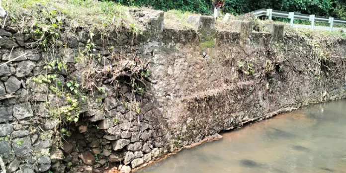 പെരുനാട് മടത്തംമൂഴി വലിയ തോടിന്റെ സംരക്ഷണഭിത്തി ഇടിയുന്നു ; റോഡ് അപകടാവസ്ഥയിൽ പെരുനാട് മടത്തംമൂഴി വലിയ തോടിന്റെ സംരക്ഷണഭിത്തി ഇടിയുന്നു ; റോഡ് അപകടാവസ്ഥയിൽ