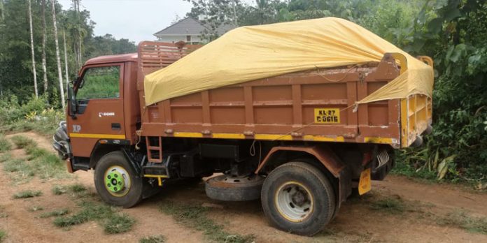 പച്ചമണ്ണ് കടത്ത് : ടിപ്പറും മണ്ണുമാന്തിയും പിടികൂടി പച്ചമണ്ണ് കടത്ത് : ടിപ്പറും മണ്ണുമാന്തിയും പിടികൂടി