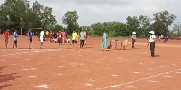 കൊല്ലത്ത് ഉപജില്ലാ സ്കൂൾ കായികമേളയ്ക്കിടെ ഹാമർ വീണ് മത്സരാർത്ഥിയുടെ രക്ഷിതാവിന് ഗുരുതര പരുക്ക് കൊല്ലത്ത് ഉപജില്ലാ സ്കൂൾ കായികമേളയ്ക്കിടെ ഹാമർ വീണ് മത്സരാർത്ഥിയുടെ രക്ഷിതാവിന് ഗുരുതര പരുക്ക്
