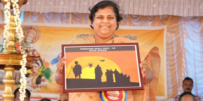 സ്വാതന്ത്ര്യ സമര സ്മൃതികളുണര്ത്തി ഫ്രീഡം വാള് പ്രദര്ശനം സ്വാതന്ത്ര്യ സമര സ്മൃതികളുണര്ത്തി ഫ്രീഡം വാള് പ്രദര്ശനം
