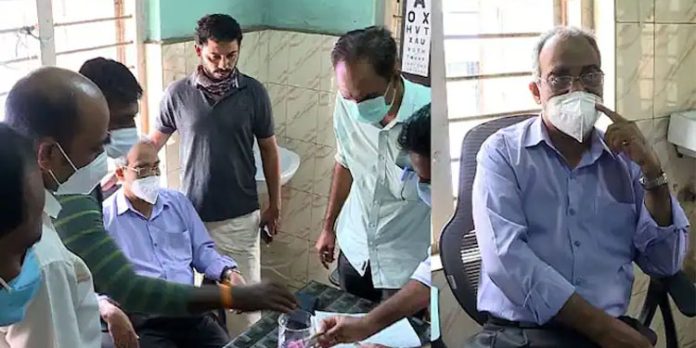 കൈക്കൂലി വാങ്ങുന്നതിനിടെ പത്തനംതിട്ട താലൂക്ക് ആശുപത്രിയിലെ നേത്രരോഗ വിദഗ്ധൻ അറസ്റ്റിൽ കൈക്കൂലി വാങ്ങുന്നതിനിടെ പത്തനംതിട്ട താലൂക്ക് ആശുപത്രിയിലെ നേത്രരോഗ വിദഗ്ധൻ അറസ്റ്റിൽ