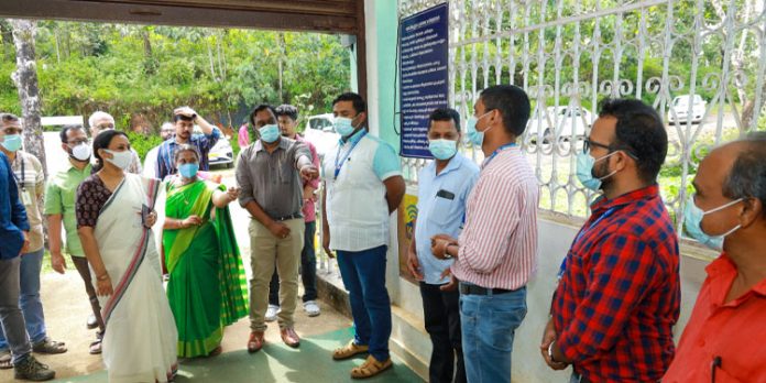 യാത്രാമധ്യേ നിലയ്ക്കല് പിഎച്ച്സിയും പമ്പ ഗവണ്മെന്റ് ആശുപത്രിയും ആരോഗ്യ മന്ത്രി സന്ദര്ശിച്ചു യാത്രാമധ്യേ നിലയ്ക്കല് പിഎച്ച്സിയും പമ്പ ഗവണ്മെന്റ് ആശുപത്രിയും ആരോഗ്യ മന്ത്രി സന്ദര്ശിച്ചു
