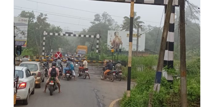 3 വഴിക്കും പണി ; നിർമാണ പ്രവർത്തനങ്ങളിൽ ഏകോപനമില്ല – യാത്രക്കാർ ദുരിതത്തിൽ 3 വഴിക്കും പണി ; നിർമാണ പ്രവർത്തനങ്ങളിൽ ഏകോപനമില്ല – യാത്രക്കാർ ദുരിതത്തിൽ