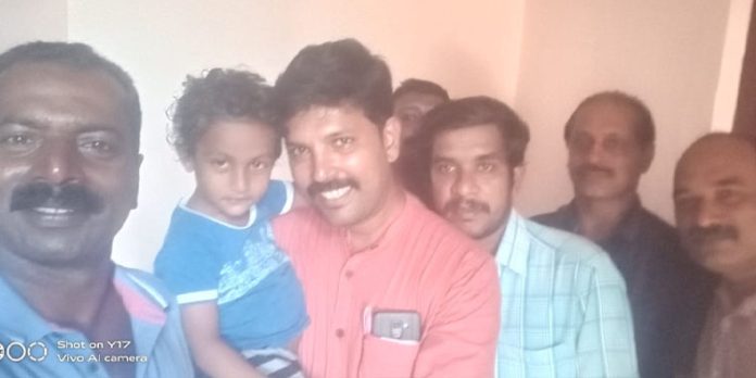 അച്ഛന് ആശ്വാസം : ഫ്ലാറ്റിൽ കുടുങ്ങിയ 3 വയസ്സുകാരനെ പോലീസ് മാമന്മാർ രക്ഷിച്ചു അച്ഛന് ആശ്വാസം : ഫ്ലാറ്റിൽ കുടുങ്ങിയ 3 വയസ്സുകാരനെ പോലീസ് മാമന്മാർ രക്ഷിച്ചു