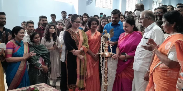 കോന്നി മെഡിക്കൽ കോളേജ് ആദ്യ ബാച്ചിന് സ്വീകരണം നൽകി കോന്നി മെഡിക്കൽ കോളേജ് ആദ്യ ബാച്ചിന് സ്വീകരണം നൽകി