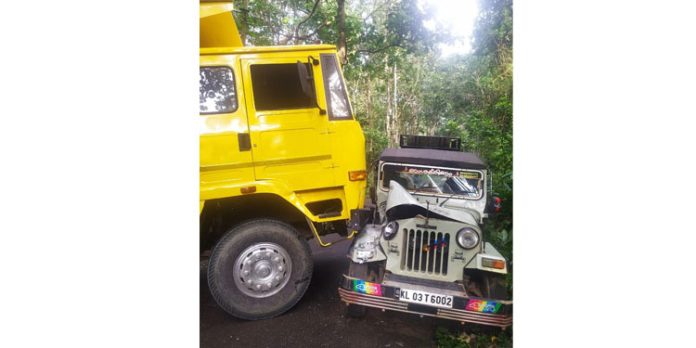 കല്ലേലിയിൽ ടിപ്പറും ജീപ്പും കൂട്ടിയിടിച്ച് അപകടം കല്ലേലിയിൽ ടിപ്പറും ജീപ്പും കൂട്ടിയിടിച്ച് അപകടം