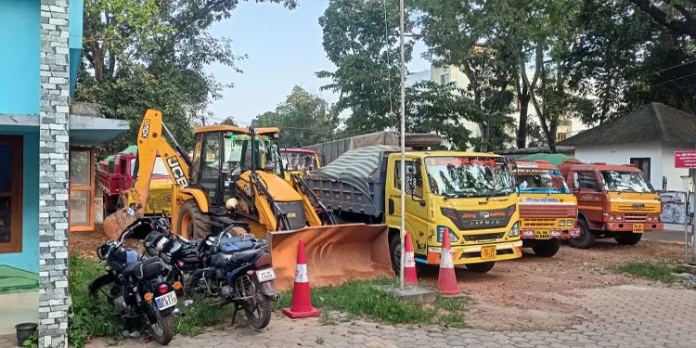 മണ്ണ് മാഫിയക്കെതിരെ പോലീസ് നടപടി ശക്തം ; നിരവധി വാഹനങ്ങൾ പിടികൂടി അടൂർ പോലീസ് മണ്ണ് മാഫിയക്കെതിരെ പോലീസ് നടപടി ശക്തം ; നിരവധി വാഹനങ്ങൾ പിടികൂടി അടൂർ പോലീസ്