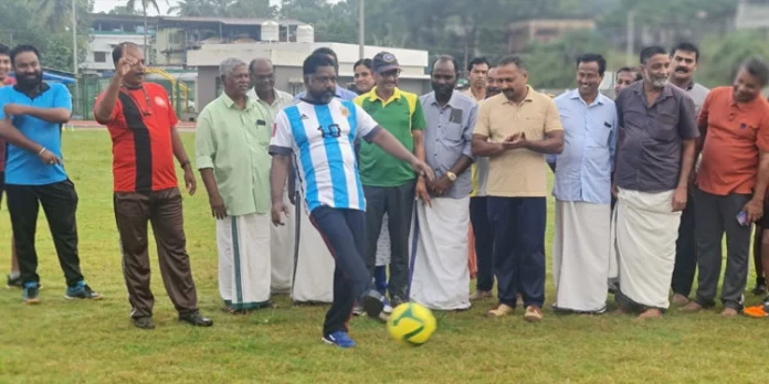 ഗോളടിച്ച് ഡെപ്യൂട്ടി സ്പീക്കര് ; അടൂര് മണ്ഡലത്തിലും ഫുട്ബോള് ആവേശം ഗോളടിച്ച് ഡെപ്യൂട്ടി സ്പീക്കര് ; അടൂര് മണ്ഡലത്തിലും ഫുട്ബോള് ആവേശം