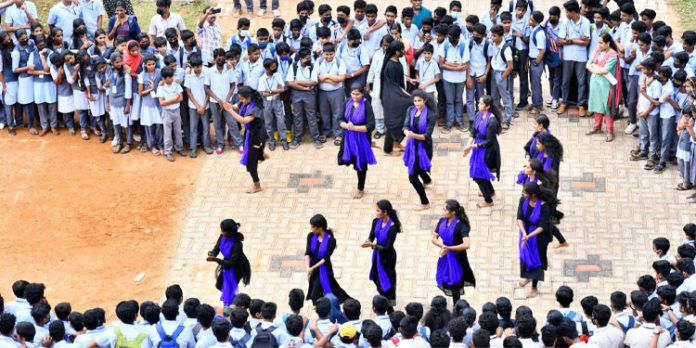 ആടിയും പാടിയും സ്കൂളുകളില് ലഹരി വിരുദ്ധ ബോധവല്ക്കരണവുമായി കുടുംബശ്രീ ആടിയും പാടിയും സ്കൂളുകളില് ലഹരി വിരുദ്ധ ബോധവല്ക്കരണവുമായി കുടുംബശ്രീ