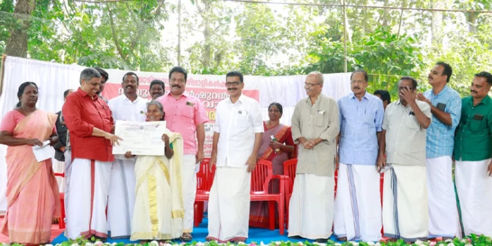 തൊഴിലുറപ്പ് തൊഴിലാളികൾക്ക് ഇൻഷുറൻസ് പരിരക്ഷ ലഭ്യമാക്കി എൻ ആർ ഇ ജി വർക്കേഴ്സ് യൂണിയൻ തൊഴിലുറപ്പ് തൊഴിലാളികൾക്ക് ഇൻഷുറൻസ് പരിരക്ഷ ലഭ്യമാക്കി എൻ ആർ ഇ ജി വർക്കേഴ്സ് യൂണിയൻ