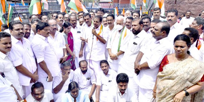 സംസ്ഥാന സര്ക്കാരിന്റെ കെടുകാര്യസ്ഥതയും ഭരണ പരാജയവും ജനങ്ങളുടെ ജീവിതം ദുരിതത്തിലാക്കി : തിരുവഞ്ചൂര് രാധാകൃഷ്ണന് സംസ്ഥാന സര്ക്കാരിന്റെ കെടുകാര്യസ്ഥതയും ഭരണ പരാജയവും ജനങ്ങളുടെ ജീവിതം ദുരിതത്തിലാക്കി : തിരുവഞ്ചൂര് രാധാകൃഷ്ണന്