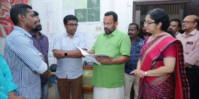 പമ്പയിലും നിലയ്ക്കും സന്നിധാനത്തും എമര്ജന്സി ഓപ്പറേഷന് സെന്ററുകള് പ്രവര്ത്തനം തുടങ്ങി പമ്പയിലും നിലയ്ക്കും സന്നിധാനത്തും എമര്ജന്സി ഓപ്പറേഷന് സെന്ററുകള് പ്രവര്ത്തനം തുടങ്ങി