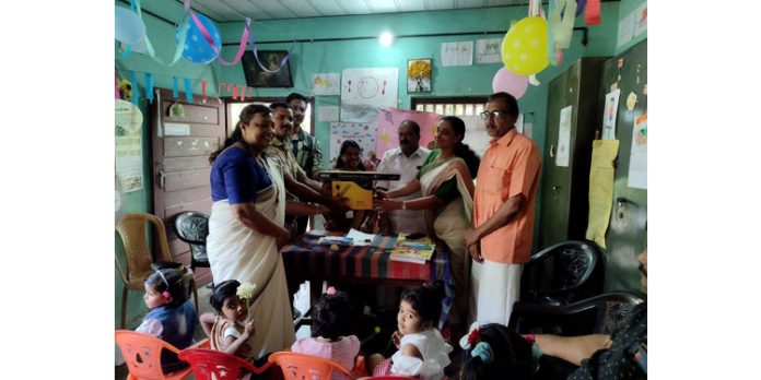 അംഗൻവാടിക്ക് ഫാനുകൾ നൽകി റാന്നി ജനമൈത്രി പോലീസ് അംഗൻവാടിക്ക് ഫാനുകൾ നൽകി റാന്നി ജനമൈത്രി പോലീസ്